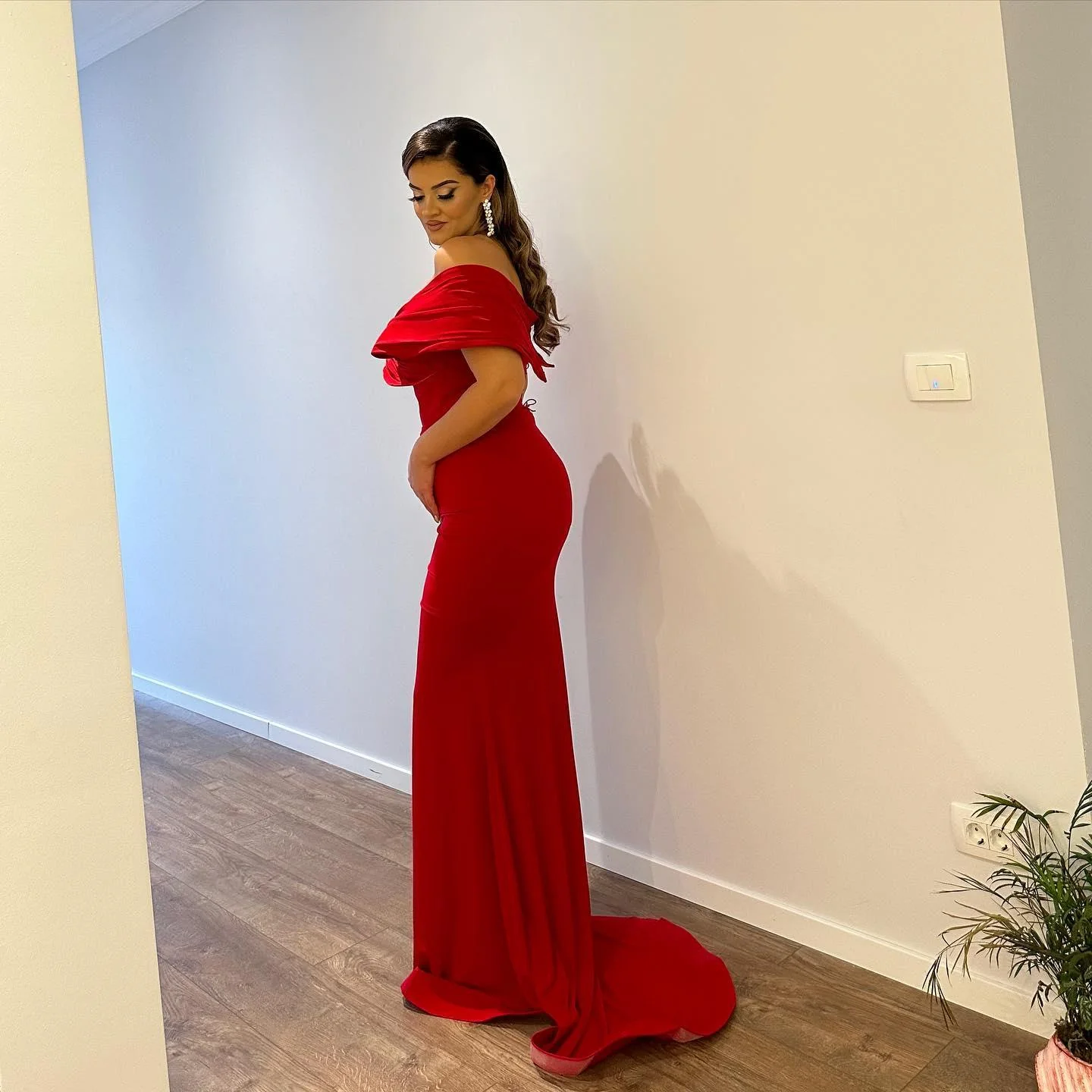 Beautiful Floor Length V-Neck Off-The-Shoulder Mermaid Ruby Prom Dress with Split - Image 3